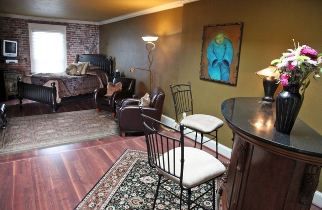 Stay & Play! Winery Loft #5 in Historic Downtown Carlton