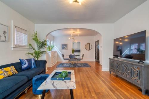 Stay Portland - Glamourous Old Hollywood Apartment - 92 WalkScore