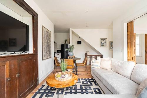Stay Portland - Historic 6BR - Walk to NW Shops - Sleeps 12