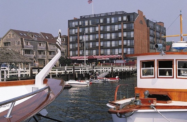 Stay right on Thames Street -The heart of Newport- ON the Water