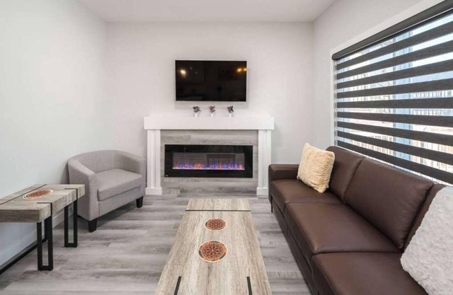 Stay Together 2 Units, Sleeps 16! FREE Banff Pass, Parking, Wine & Netflix!