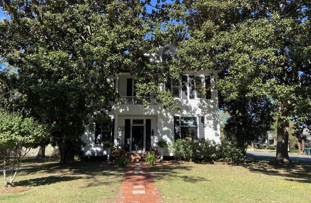 Stay w/Art at Garden District Gem: Neville House