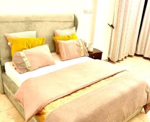 Stay With Us Apartments-Oyster Bay MASTER ROOM in SHARED CONDO, Wi-FI & Pool