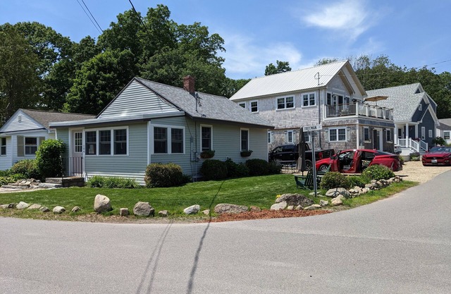 Stay Year Round at Memories Cottage, York Beach, Maine!
