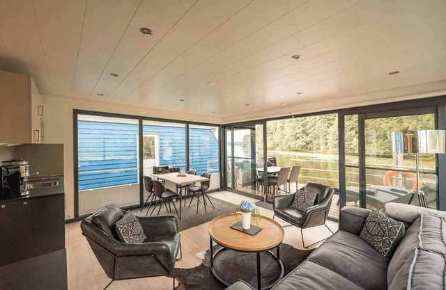 Stay24 - Schwimmendes Ferienhaus im Grünen Brandenburg vor den Toren Berlins