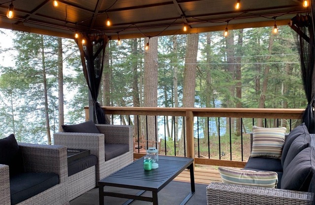 STAYCATION IN CANADA! Panoramic sunset, 6decks, 2docks & Gazebo. Book NOW!