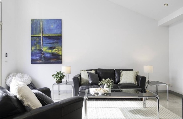 StayCentral - Fairfield 4Br Home - Perry St, Fairfield - 4 Bedrooms, 6 Beds, 1 Bathrooms, 1 secure undercover parking spot and free street parking.