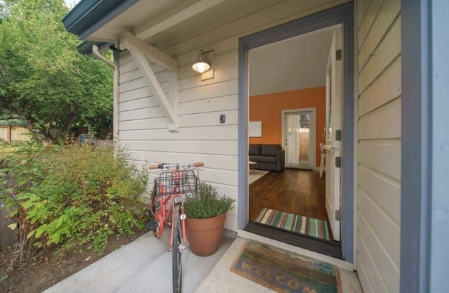 #StayInMyDistrict Lake Oswego Honey Bee Cottage