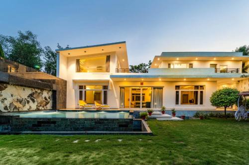 StayVista at Kuber Vatika with BBQ & Bonfire