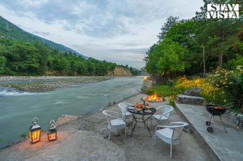 StayVista at Moets Waterfront Estate by the Riverside - 3BR with BBQ, Bonfire and Lawn