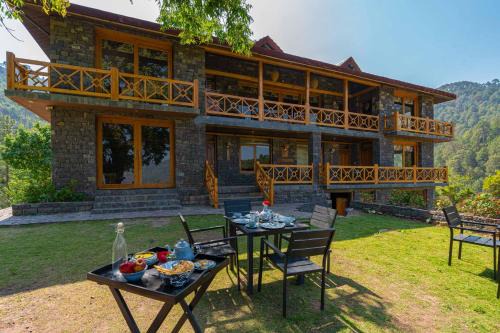 StayVista at Mountain Mirage 4BR Luxury Villa in Kasauli with Spa, Lawn, Hillview