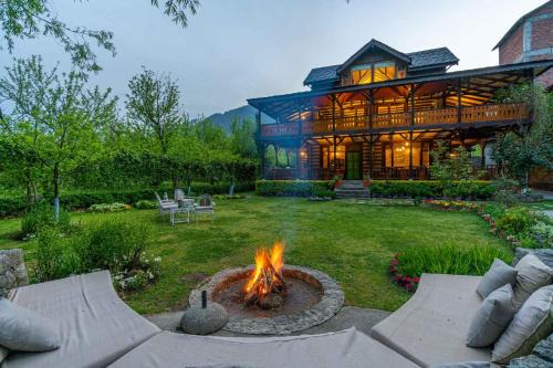 StayVista at The Kathguni House in Manali With Private Lawn