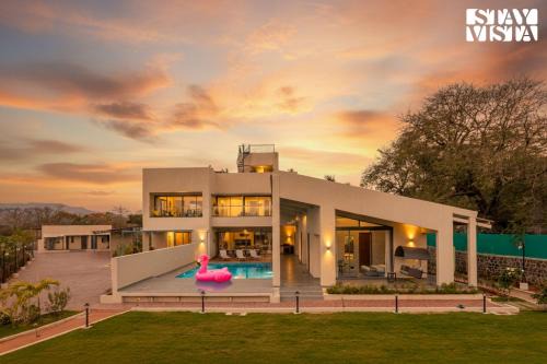 StayVista at Villa Lemonade with BBQ & Bonfire