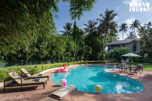 StayVista at Waves by the Beach with Beach Access, Pool, Lawn