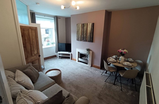 STEAM VIEW COTTAGE, pet friendly, with a garden in Haworth