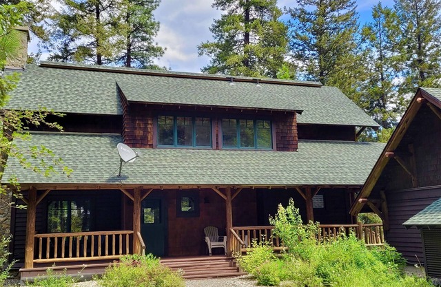 Steelhead Lodge in Mazama-Close to ski trails at the base of the North Cascades!