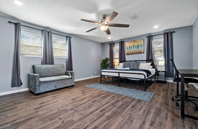 Step Into Comfort in This 3br/2ba Downtown Retreat