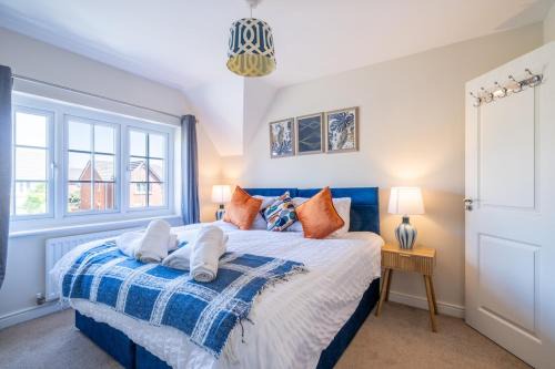 Step Into the Past, Stay for the Memories, Historic Three Bedroom Retreat near Monmouth Castle with Parking and WiFi, Sleeps Five