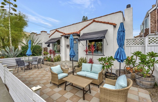 Steps to 2nd Street Dining and Shopping, Entire House In Belmont Shore