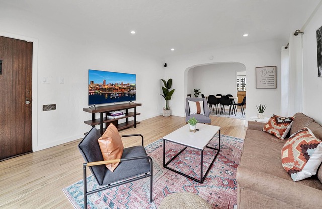 Steps to Beach & 2nd~Gorgeous Belmont Shore Home