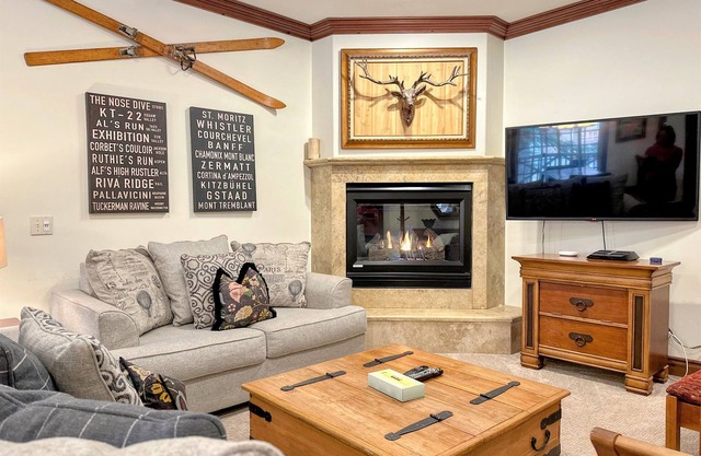 Steps to Canyon Lift & Shuttle – Relax in Sauna & Hot Tub with Garage Parking