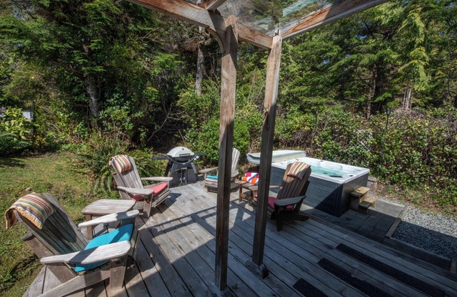 Steps to Chesterman Beach - Cedar Shack - West Cost Cottage & Private Hot Tub