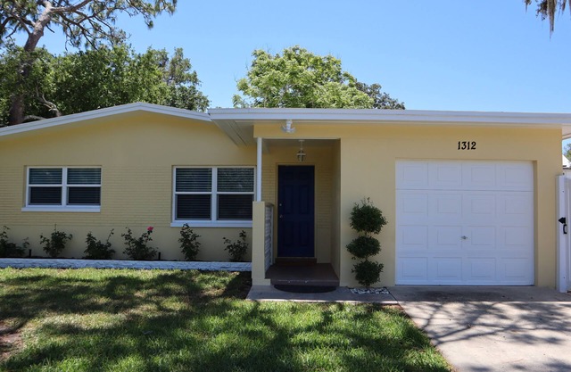 Steps to downtown Palm Harbor, dog friendly cozy 2 bedroom home.