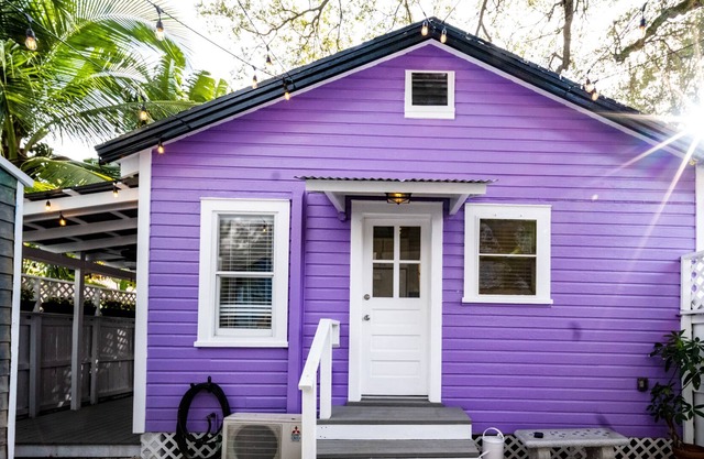 Steps to Las Olas/Newly renovated Key West Style Cottage, deck & Courtyard!