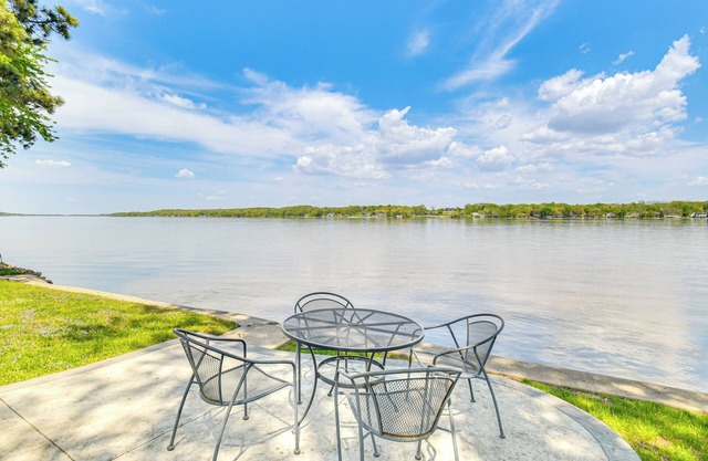 Steps to Mississippi River: Hot Tub Haven!