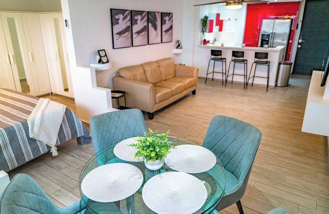 Steps to the beach, 5 mins to airport, cozy and modern, excellent location!