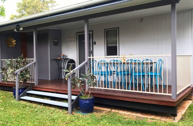 Stingray Lodge - riverfront holiday home