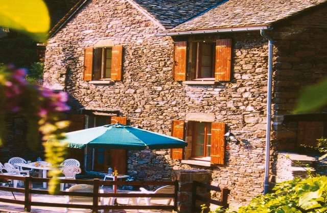 Stone house in Aveyron, at the water's edge, in a listed medieval village