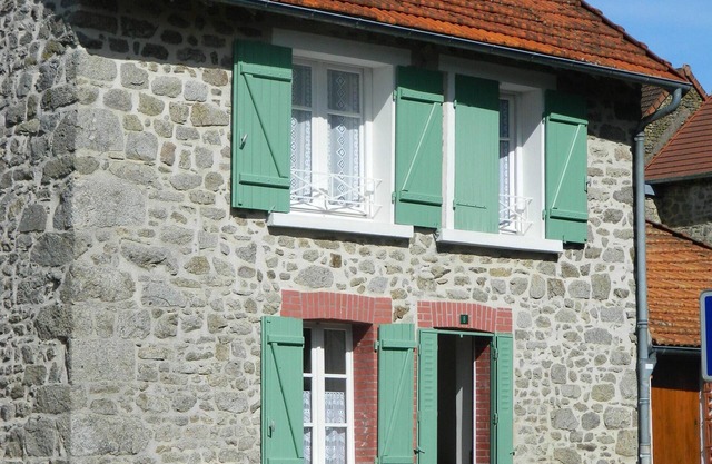 Stone house from the Creuse with garden in a small village