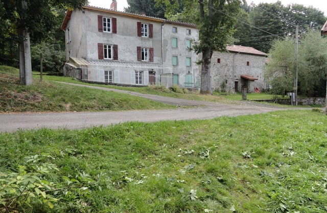 Stone house in Auvergne with a renovated interior