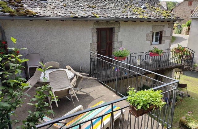 Stone house in peaceful hamlet between Aubrac (Laguiole) and Lot valley