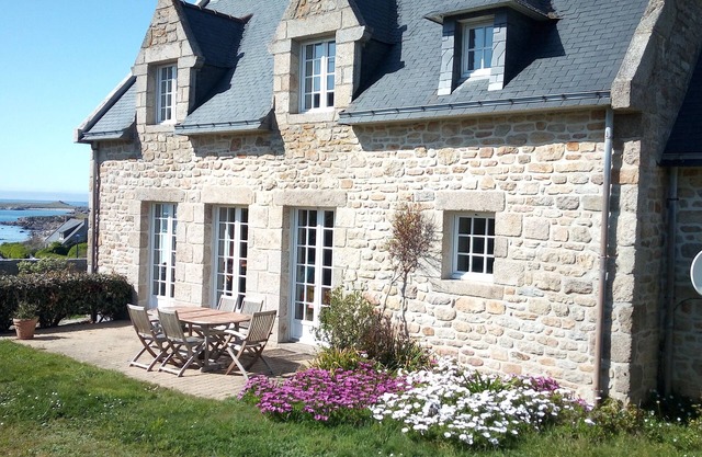 stone house with beautiful sea views, 100 m from the beach, Finistère