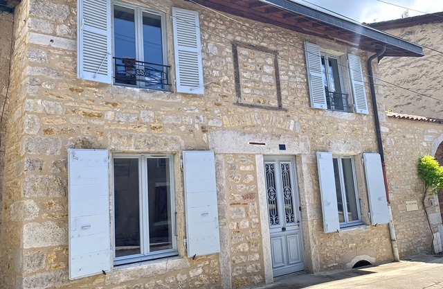 Stone house with jacuzzi 500m from the Ain 3bed 8p