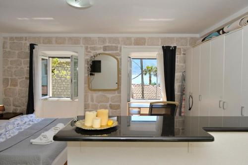 Stone Retreat - 1 min to the Sea