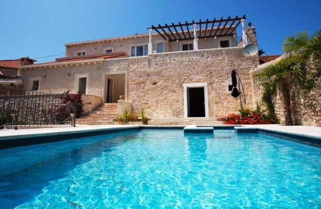Stone villa | Private | Enclosed garden | Harbor view | Close to the beach
