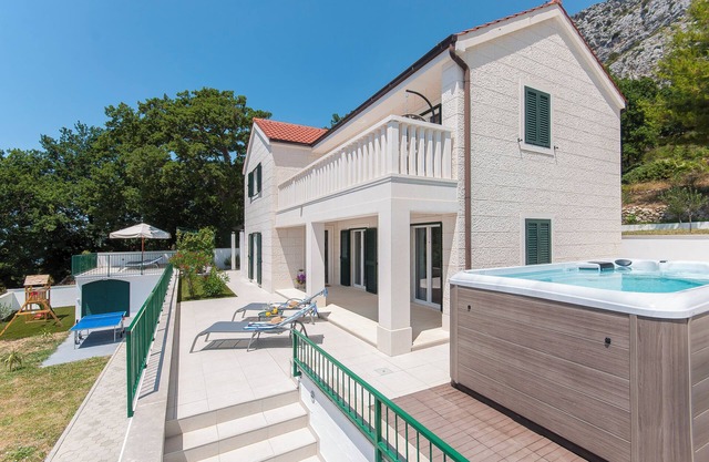 Stone villa with splendid view and SwimSpa