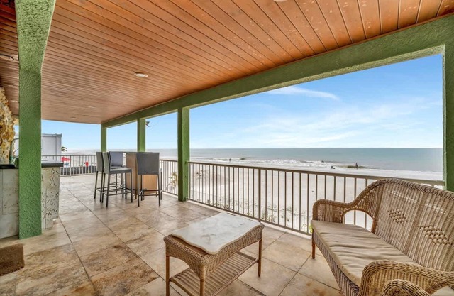 Stones Throw Beachfront Premier Suite 4 Views