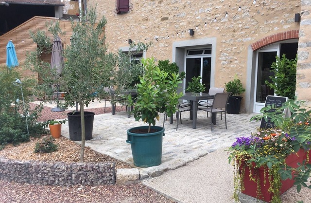 Stopover and holiday cottage at the foot of the Nivernais canal