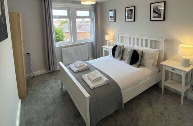 Storey Flat - Sleeps 4 - Pet friendly - Parking