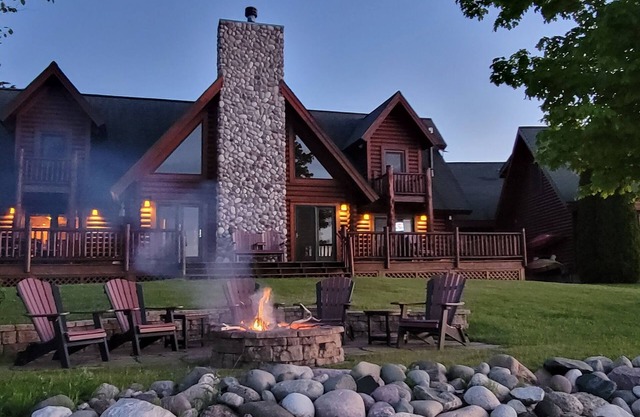 Straits of Mackinac Log Lodge - Mackinaw City - SLEEPS 8 MAXIMUM