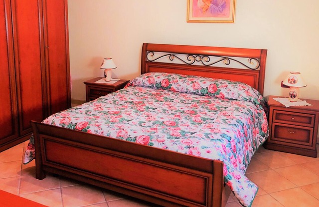 Strategic position 10 minutes from the west coast of Sardinia