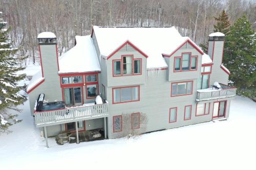 Stratton Mountain Condo with a Hot Tub! Sleeps 12!