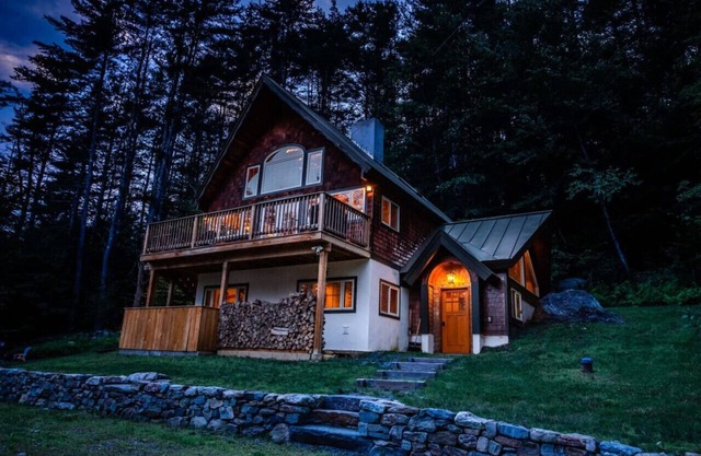 Stratton Mountain Escape w Hot Tub|Deck|Projector