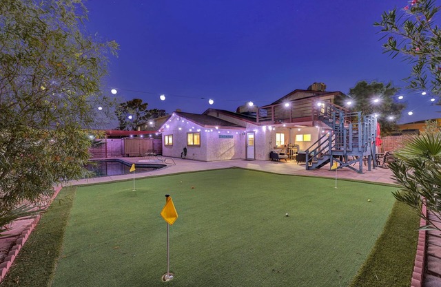 Strip-side Villa: 5BR3BA, Pool, Mini Golf, Karaoke