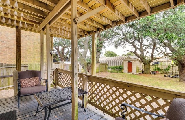 Stroll to Shore: Quaint Condo w/Deck in Norfolk