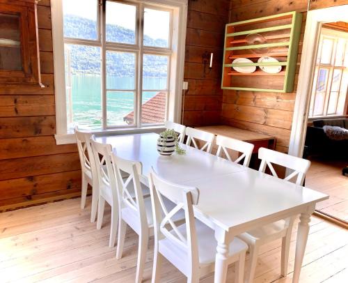 Stryn - Faleide - hus ved fjorden